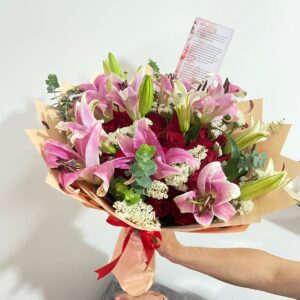 Bouquet Imperial – 50 Rosas Rojas & 10 Lirios Rosados