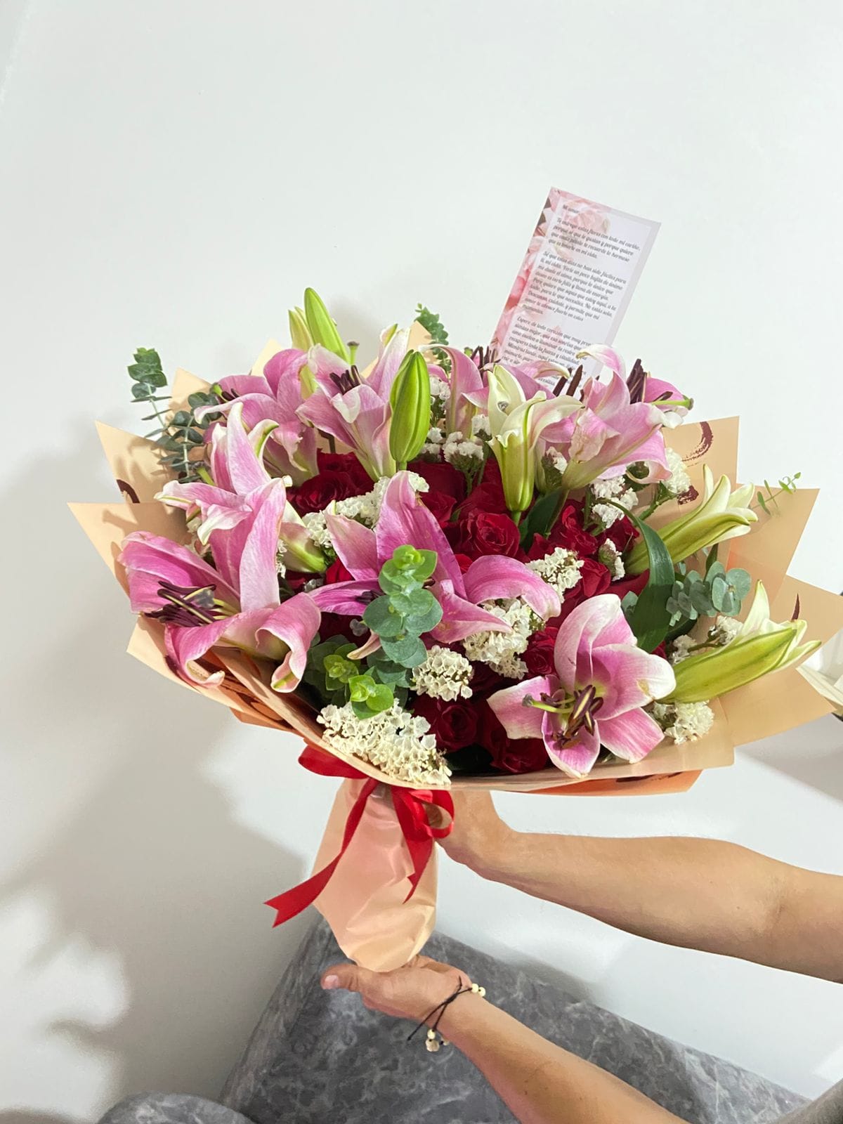 Bouquet Imperial – 50 Rosas Rojas & 10 Lirios Rosados
