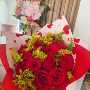 Ramo Amor Radiante – Rosas Rojas con Solidago