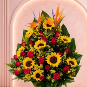 Arreglo Floral Radiante con Girasoles, Rosas Rojas y Aves del Paraíso