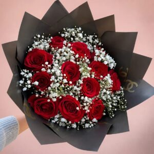 Bouquet Elegante de Rosas Rojas con Gypsophila