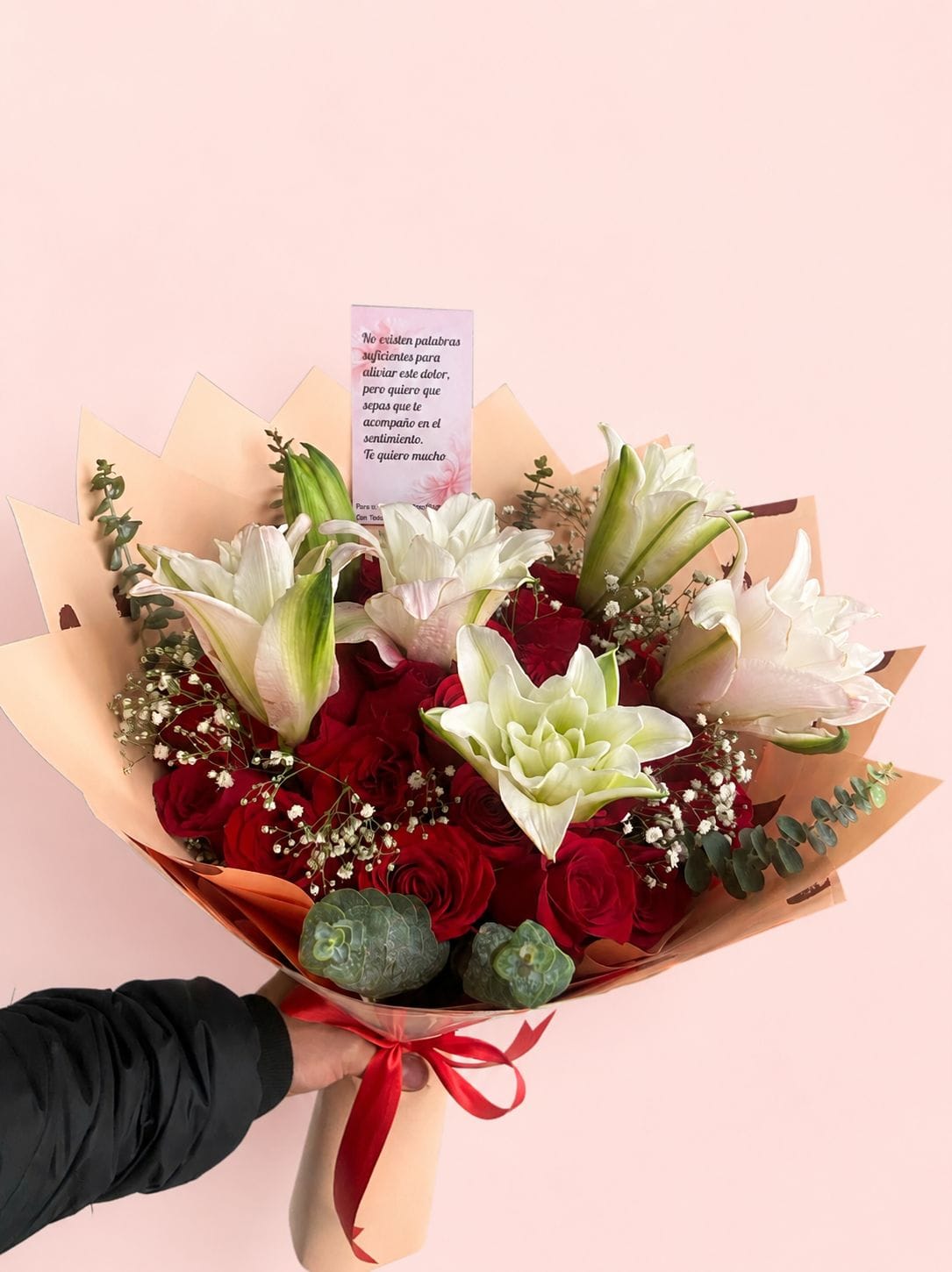 Ramo Elegancia Blanca y Roja con 5 Lirios y 30 Rosas